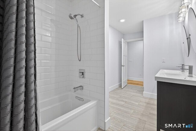 Building Photo - 32 1/2 Village Rd