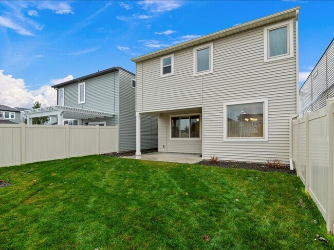 Building Photo - Free September Rent!  Beautiful Newer 4 Bed, 3 Bath located in the heart of Meridian - available ...