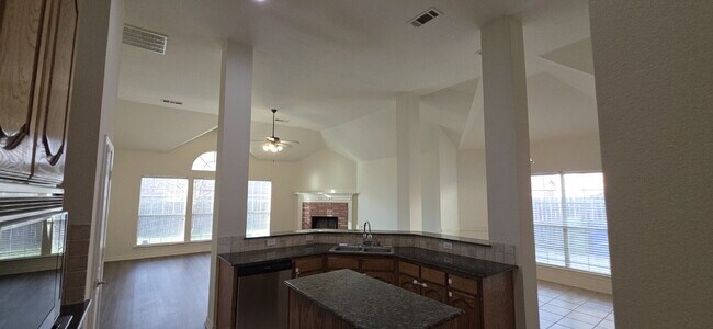 Building Photo - Recently remodeled 4 bedrooms, 3 bathrooms and move-in ready!