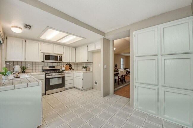 Building Photo - Spacious 5 Bedroom Clovis Home
