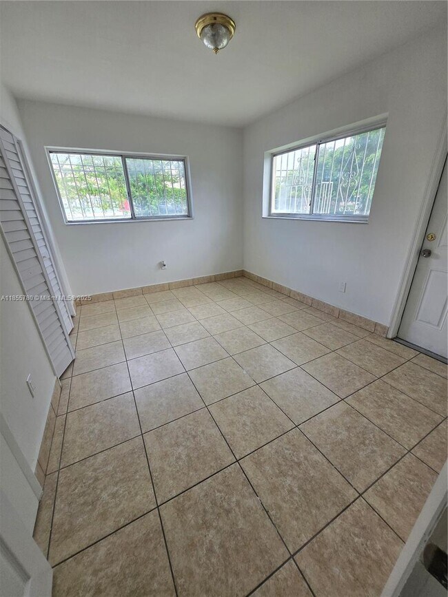 Building Photo - 3110 NW 19th Ave