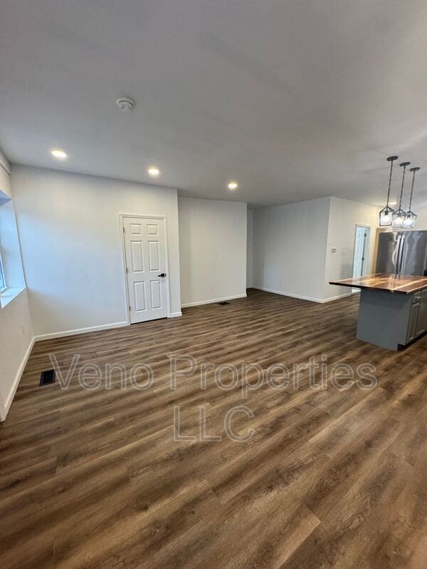 Building Photo - 351 4th St