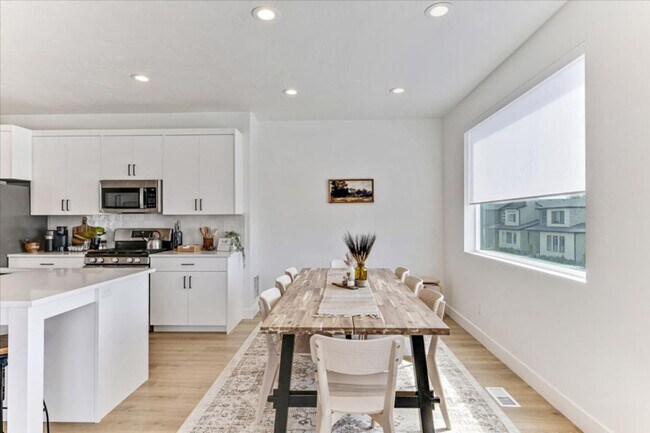 Building Photo - 1055 W 550 S