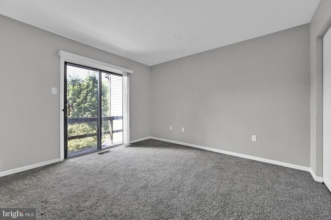 Building Photo - 1702 Village Rd