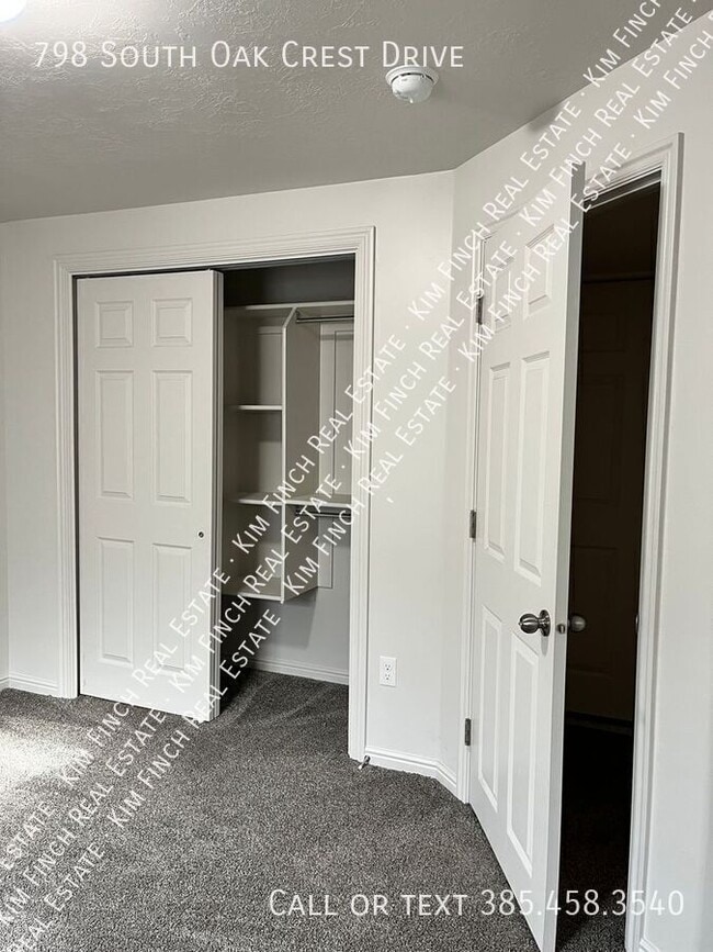 Building Photo - 798 S Oak Crest Dr