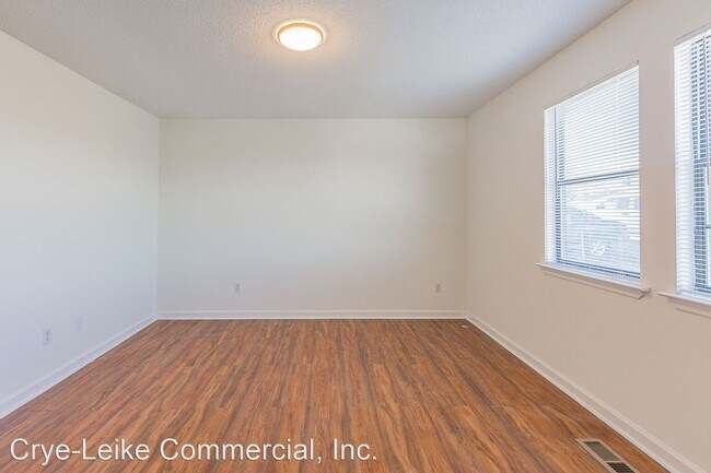 Building Photo - 4 br, 1.5 bath House - 1403 East 5th St.