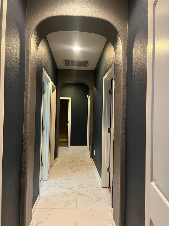 Building Photo - Beautiful home with spacious yard