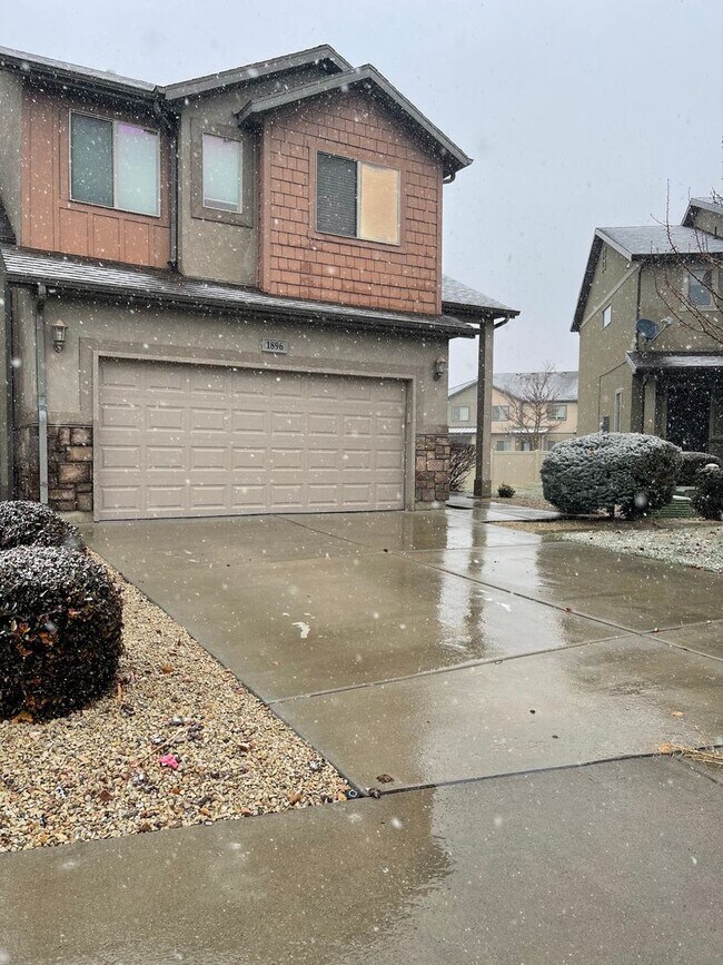 Building Photo - Gorgeous home in Orem