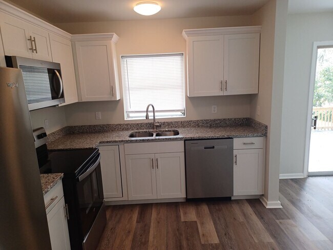 Building Photo - Beautiful 2 BR 1 BA Lakefront View Rental ...