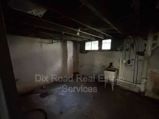 Building Photo - 11169 Maple St