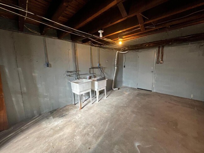 Building Photo - 4039 Balwynne Park Rd
