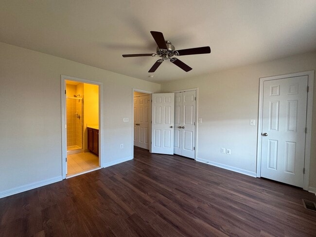 Building Photo - Gorgeous 3 Bed 3.5 Bath Interior Townhome In Powells Run Village