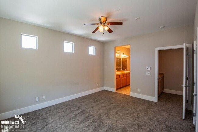Building Photo - Beautiful Tri-level 3Bdm 3.5Ba Townhome ne...