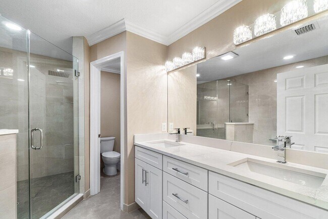 Building Photo - 5065 Horseshoe Cir N