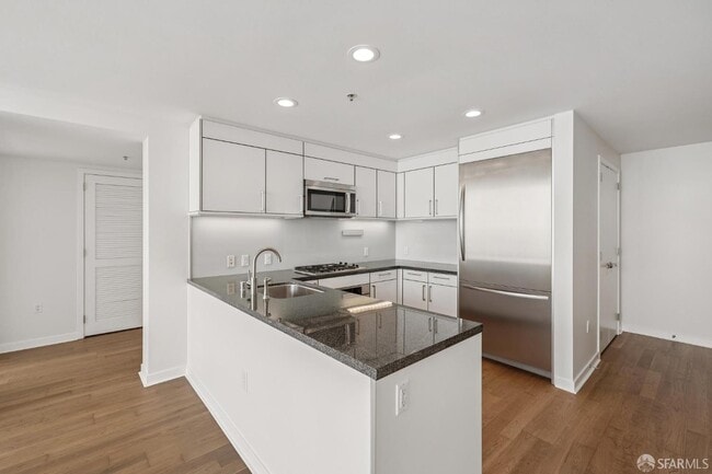 Building Photo - 301 Main St