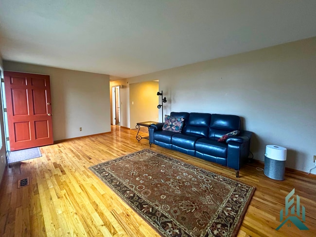 Building Photo - Amazing 3-bedroom, 1.5-bathroom Single-family Home