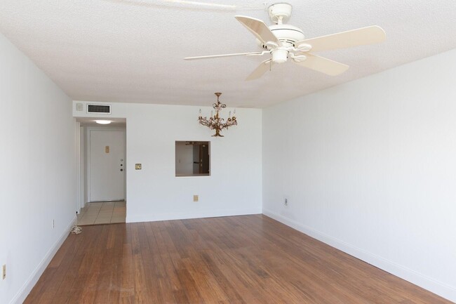 Building Photo - 1502 S Lakeside Dr