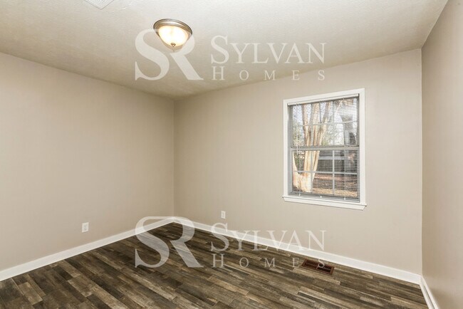 Building Photo - This 3 bedroom, 2 bathroom home on approxi...