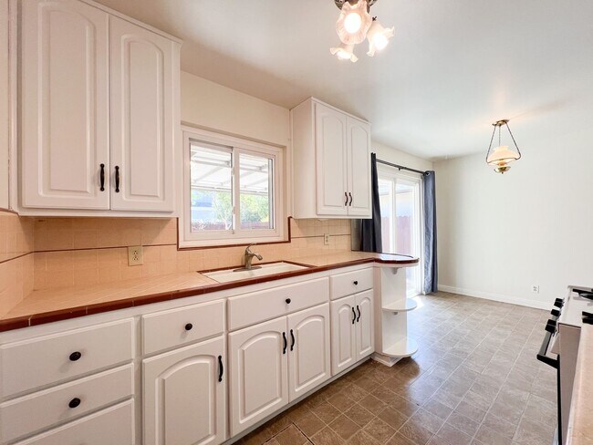 Building Photo - Tahoe Park Gem in Great Location!