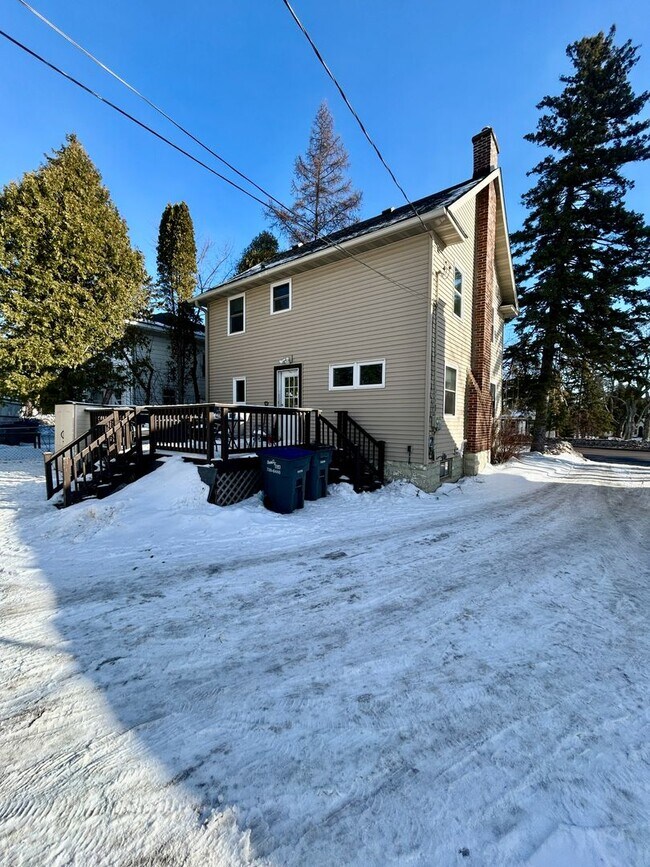 Building Photo - Available June 2025 - 5 Bed, 1 Bath home near campus!