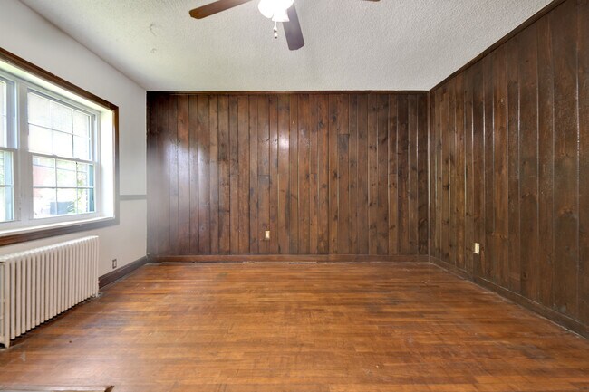 Building Photo - 1221 Raum St NE