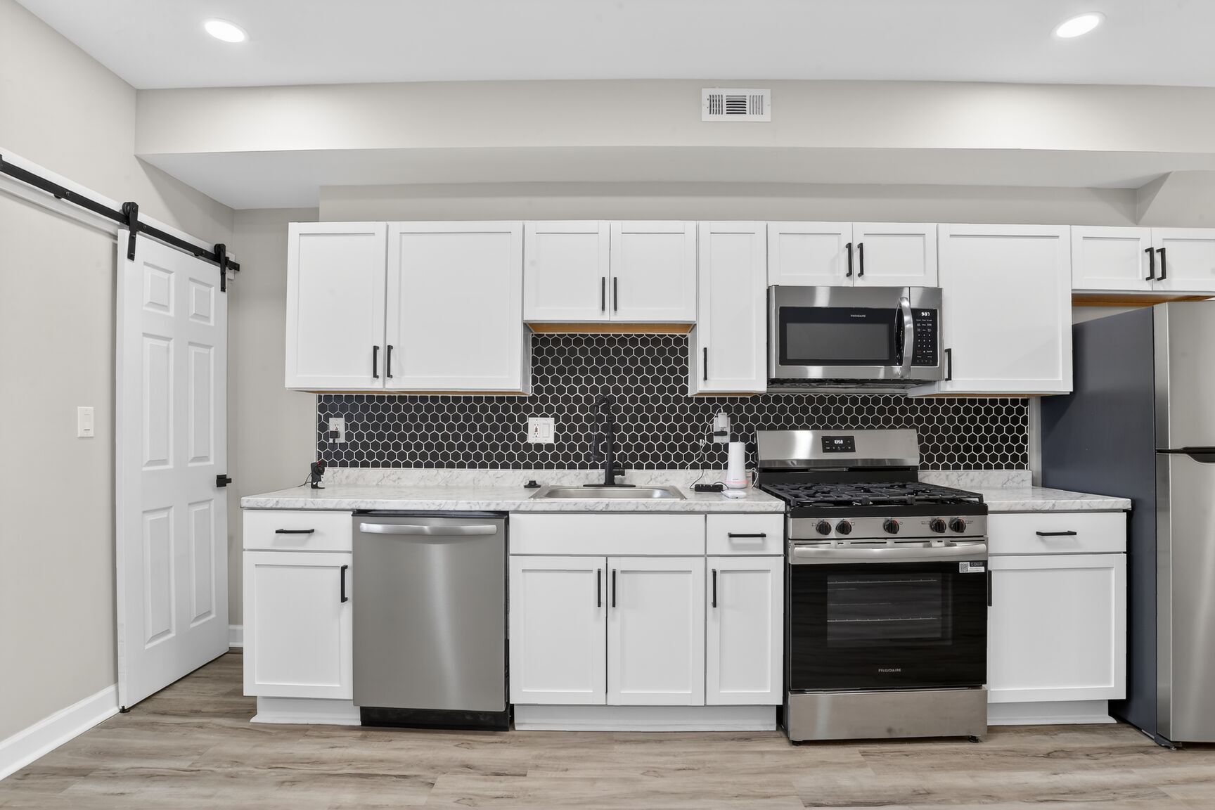 Building Photo - 2102 W Saratoga St