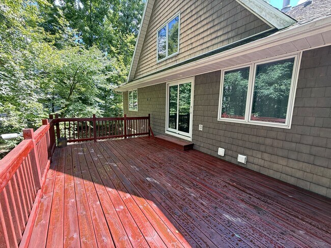 Building Photo - 7366 Surrey Dr