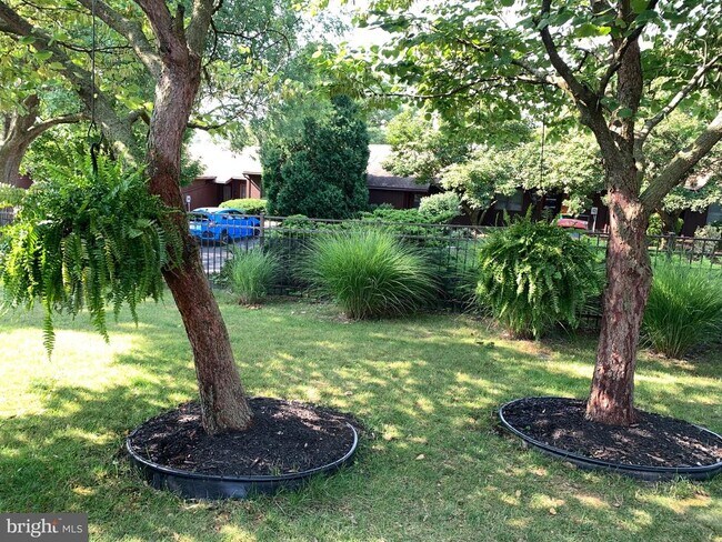 Building Photo - 330 Parkwood Dr