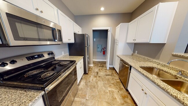 Building Photo - Second Floor Front View 2 Bedroom in a Gated Community!