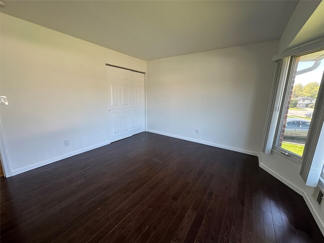Building Photo - 14 Somers Ln