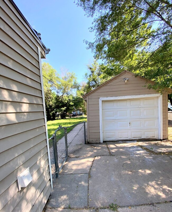 Building Photo - 3 Bed 1 Bath Home with Garage