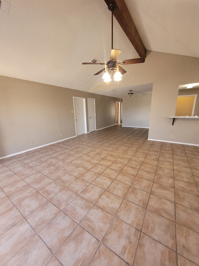 Building Photo - 3 bed 2 bath and 2 car garage!