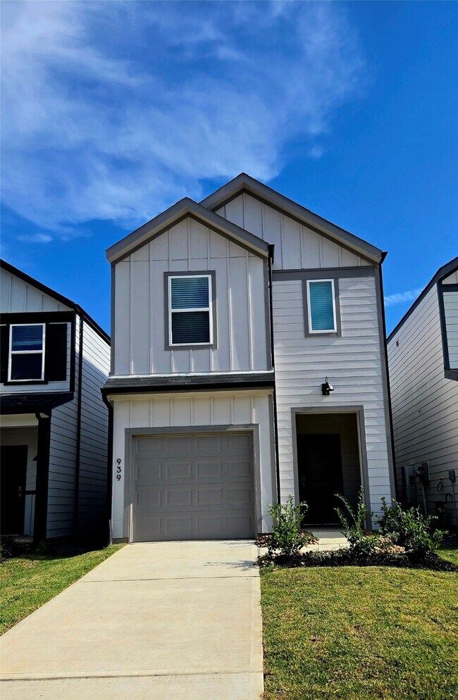Building Photo - 939 Moon Drop Ln