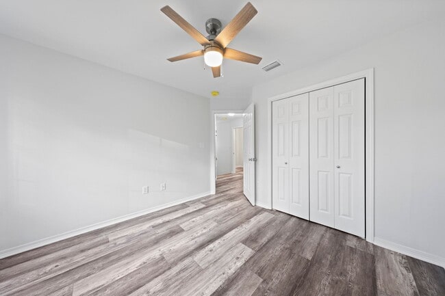 Building Photo - Beautifully Updated Townhouse