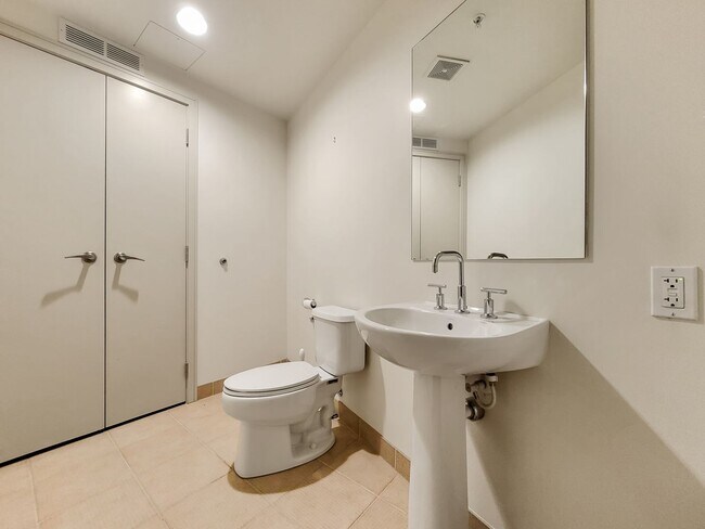 Building Photo - Open view from 8th Floor at Washington Squ...