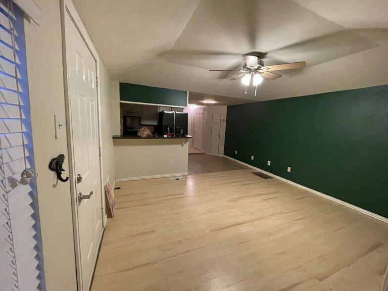 Living Room - 424 Fry St