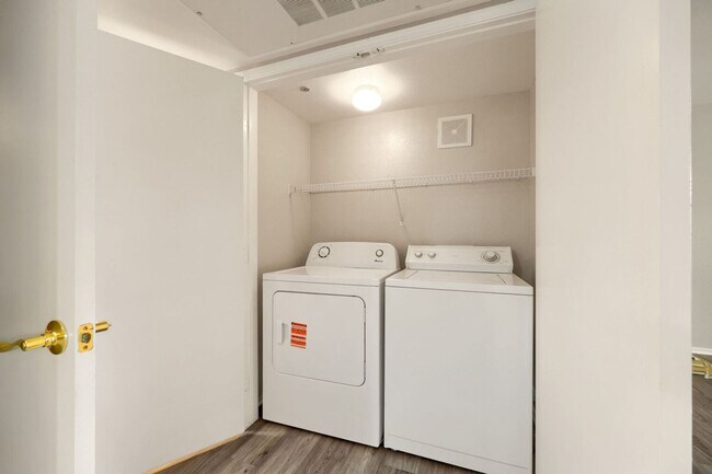 Building Photo - 555 E Silverado Ranch Blvd
