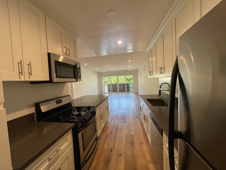 Building Photo - 1284 Havenhurst Dr