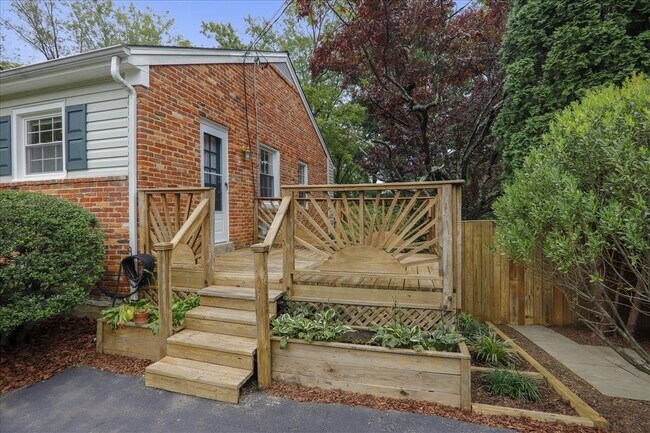 Building Photo - Beautiful 4 BR 3 BA home in quiet neighbor...