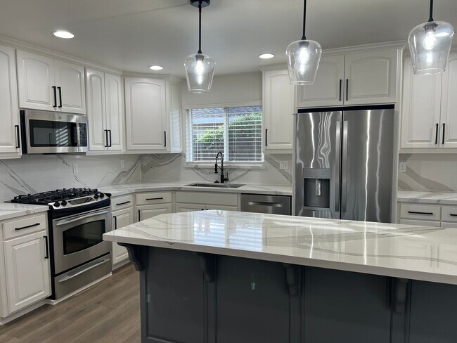 Building Photo - South Salinas Monterey Park Home