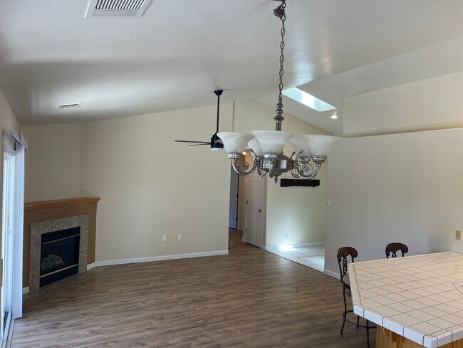 Building Photo - 143 Goldenwest Ct