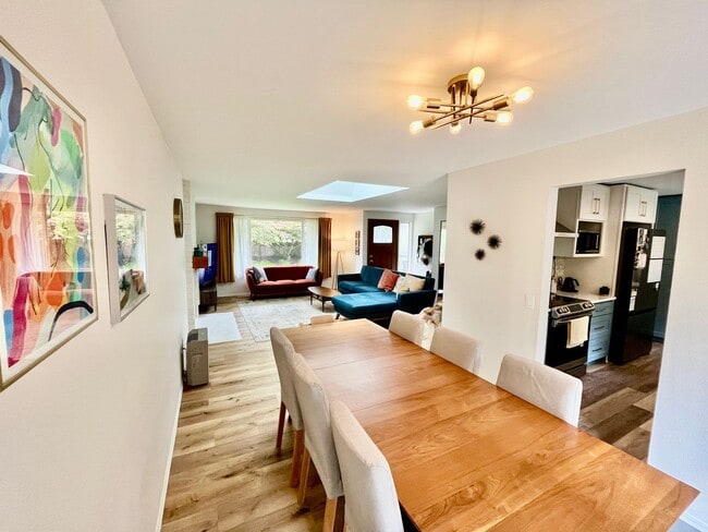 Building Photo - Spacious 5 Bed 3 Bath Home with In-Law Suite and huge yard in Olympic Hills