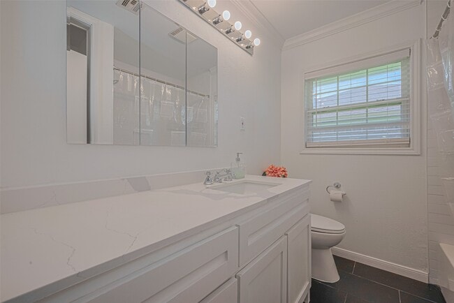 Building Photo - 3042 Oak Forest Dr