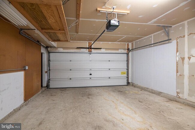 Building Photo - 24635 Kings Canyon Square
