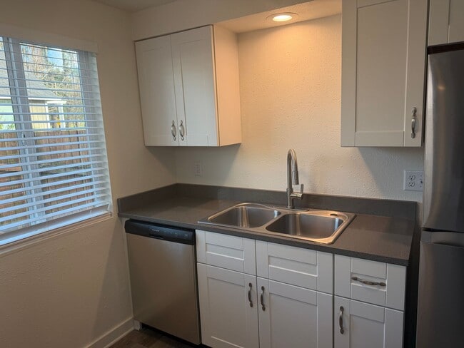 Building Photo - Updated 2 bedroom 1.5 bath duplex in Thurston!