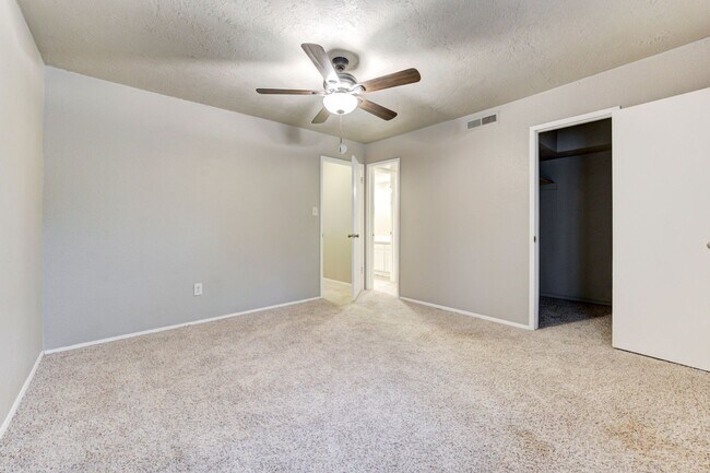 Building Photo - Cute Townhouse in the Heart of Norman, just minutes from OU!