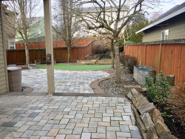 Building Photo - Stunning 3BD  Lake Shore Home with Office and Loft Area!  Gorgeous Finishes!