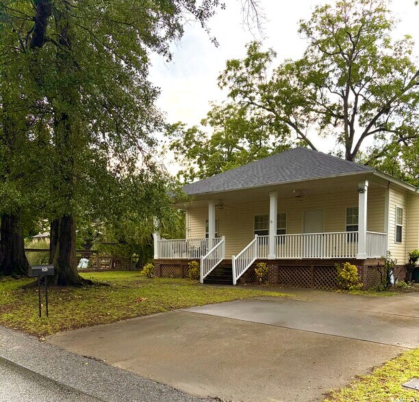 Building Photo - 838 Augusta St