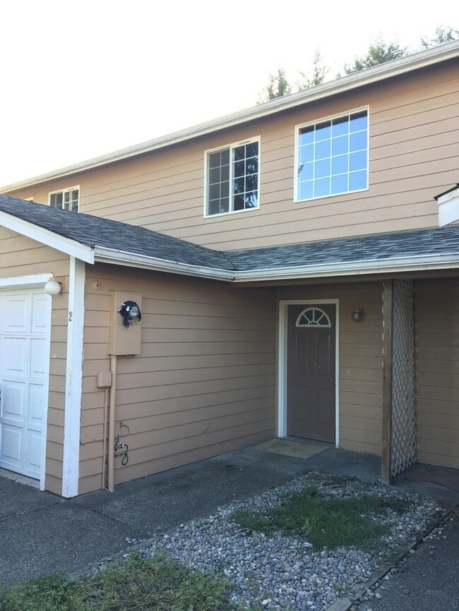 Primary Photo - Orting 3bdr 1.5 bath Townhouse w/ garage