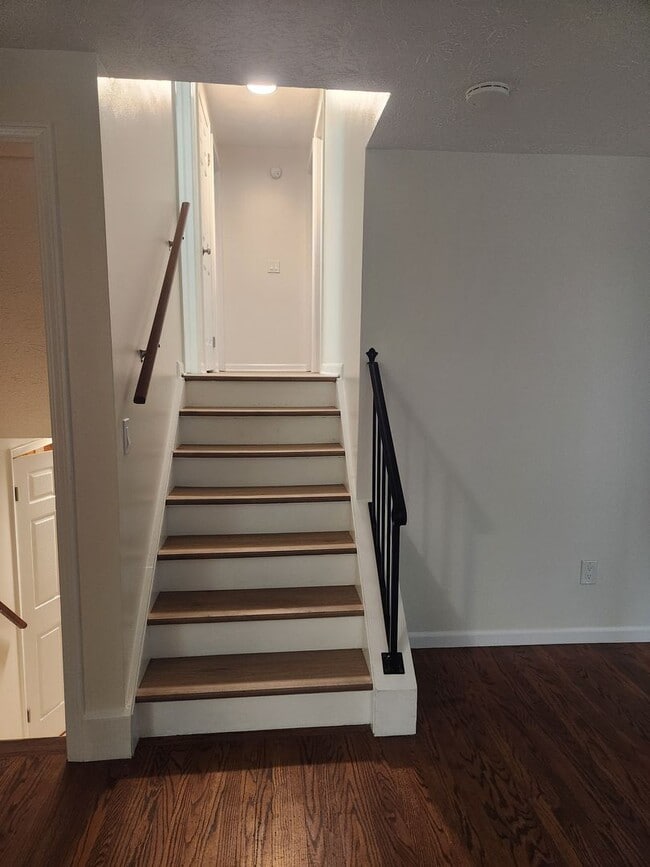 Building Photo - For Rent – Beautiful 3-Bedroom Split-Level...